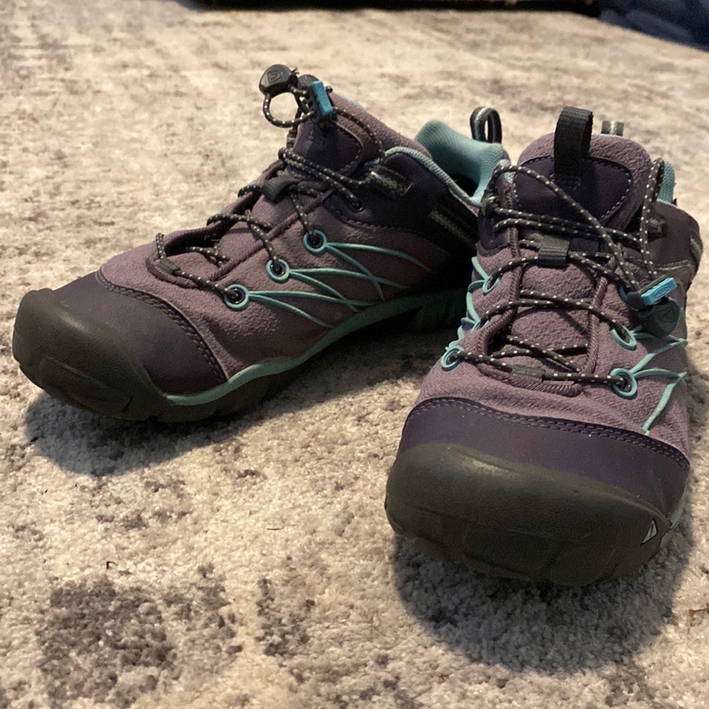 Great pair of Keen hiking shoes.